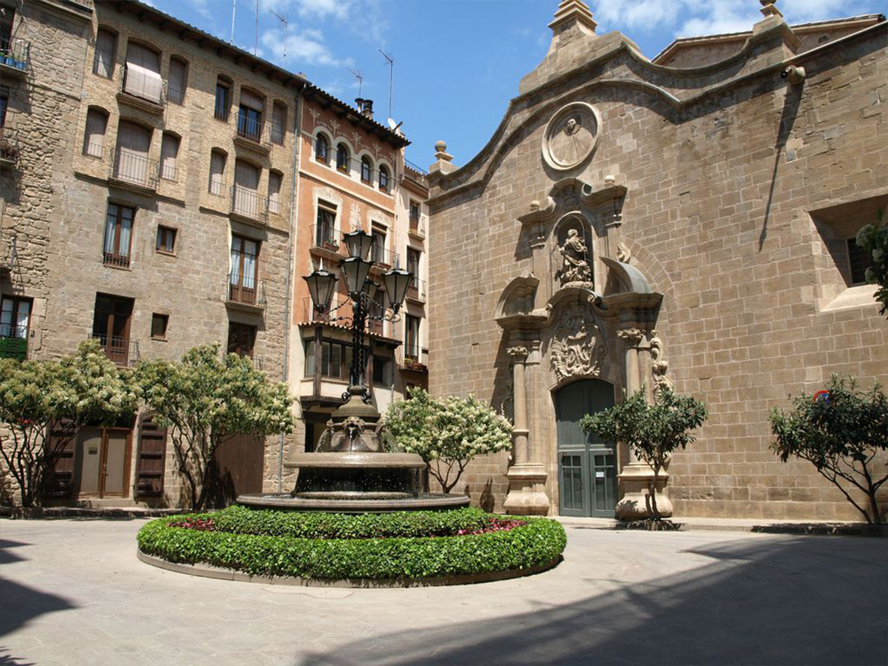 Plaça Major de Solsona amb la Catedral de fons